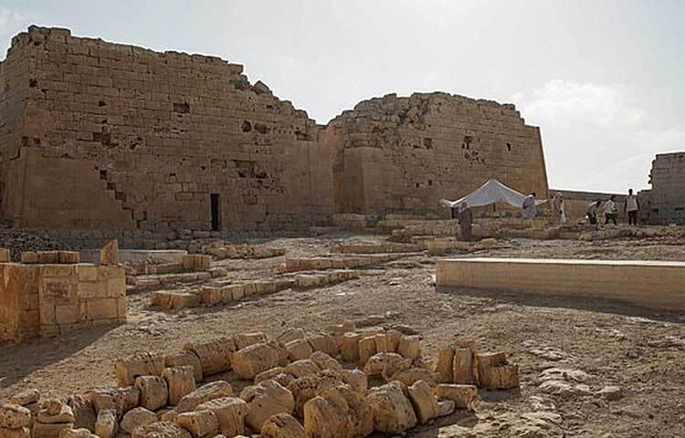 মিশরের সর্বত্রই প্রাচীন স্থাপত্য ছড়িয়ে রয়েছে। সেখানকার তাপসিরিস মাগনায় খননকার্য চালাতে গিয়ে সম্প্রতি ওই মমিটি উদ্ধার করেছেন প্রত্নতত্ত্ববিদরা। ছবি: সংগৃহীত