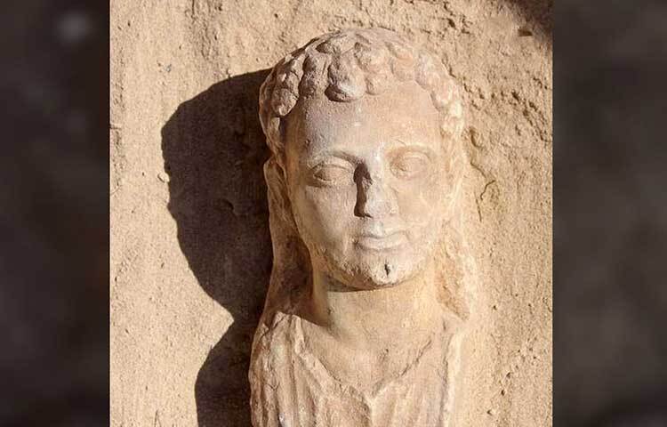 যে ব্যক্তির মমিতে সোনার জিহ্বা পাওয়া গেছে, তিনি কবে মারা গিয়েছিলেন তা যদিও নিশ্চিতভাবে জানা যায়নি। তবে ওই এলাকায় যে ১৬টি কবর খোঁড়া হয়েছে সেগুলোর বয়স ২ হাজার বছরেরও বেশি বলে জানা গিয়েছে। ছবি: সংগৃহীত