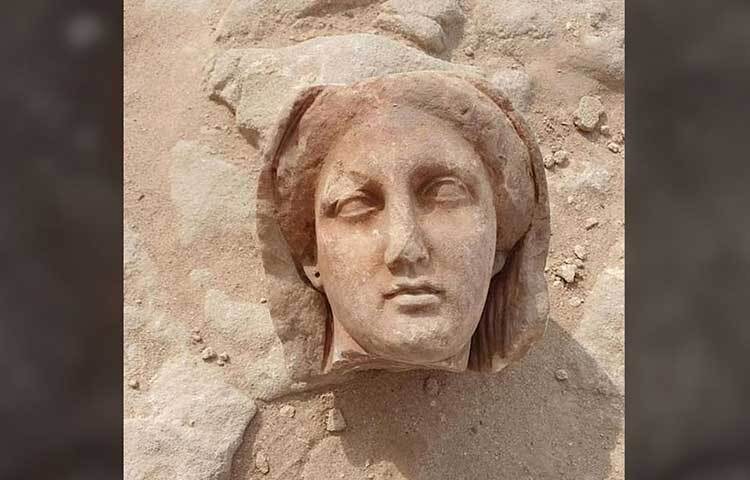 মমিতে বন্দি মানুষটিকে জীবিত অবস্থায় কেমন দেখতে ছিল তা বোঝাতে সেকালে মৃত ব্যক্তির মুখের ধাঁচে পাথরের তৈরি মুখোশও বসানো থাকত। সে রকম বেশ কয়েকটি মুখোশ উদ্ধার হয়েছে বলে জানিয়েছেন প্রত্নতত্ত্ববিদরা। ছবি: সংগৃহীত