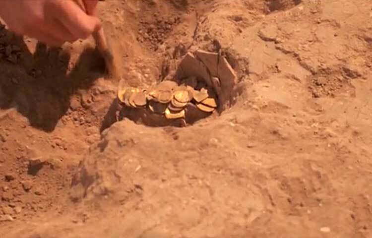 তাপোসিরিস মাগনা মন্দির যা ‘গ্রেট টেম্পল অব ওসিরিস’ থেকে রানি সপ্তম ক্লিয়োপেট্রার ছবি খোদাই করা কয়েনও উদ্ধার করেছেন প্রত্নতত্ত্ববিদরা। সেখানেই রানিকে কবর দেয়া হয়েছিল বলে মনে করছেন ক্যাথলিন। মিশরের শেষ রানি ক্লিয়োপ্যাট্রা ৩০ খ্রিস্টপূর্বাব্দে তার মৃত্যু হয়। ছবি: সংগৃহীত