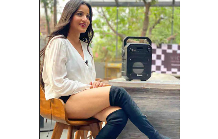 অন্যরকম ফটোসেশনে মোনালিসা। তিনি ‘ঝুমা বৌদি’ নামে ব্যাপক পরিচিত।