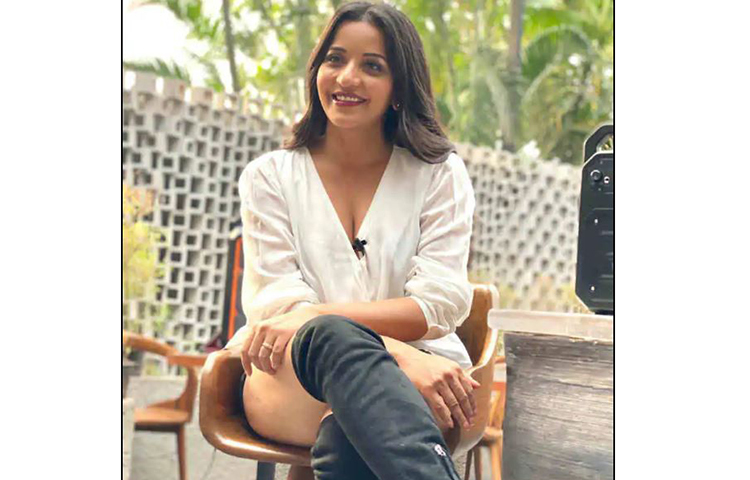 উচ্ছল হাসিতে মোনালিসা।