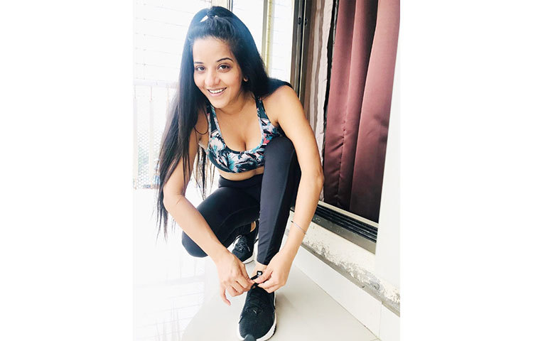 এবার স্বামী বিক্রান্ত সিং রাজপুতের সঙ্গে শরীরচর্চার ছবি শেয়ার করেন বাঙালি-কন্যা অন্তরা বিশ্বাস ওরফে মোনালিসা।