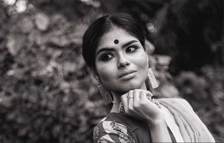 টেলিভিশন অভিনেত্রী মঞ্জুষা নিয়োগীর উচ্চাকাঙ্ক্ষাই কি মৃত্যুর কারণ? ভারতের টেলিভিশন জগতে ১৫ দিনের মধ্যে তৃতীয় অস্বাভাবিক মৃত্যুর ঘটনায় এই প্রশ্নই উঠছে। গত ১৫ মে অভিনেত্রী পল্লবী দে’র মৃত্যুর পর, বুধবার রাতে মডেল-অভিনেত্রী বিদিশা দে মজুমদারের ঝুলন্ত দেহ পাওয়া গিয়েছিল তার নাগের বাজারের ফ্ল্যাট থেকে। ছবি: সংগৃহীত