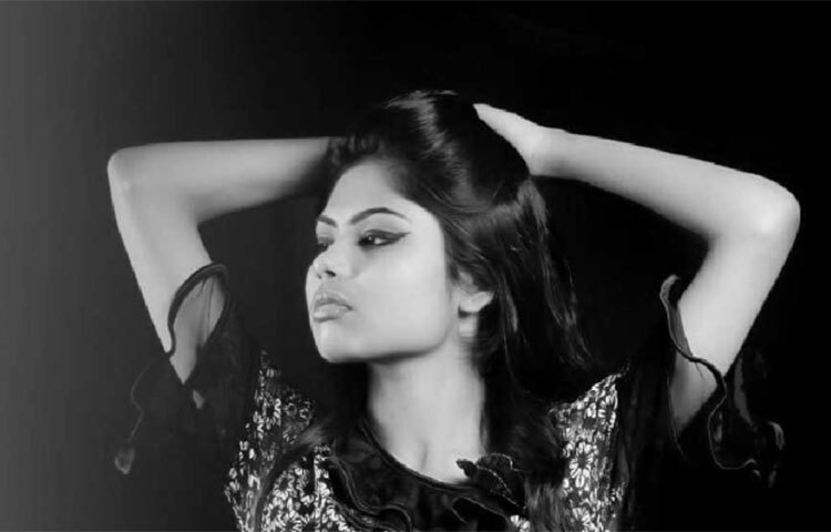 বিদিশার মৃত্যুতে ভেঙে পড়েছিলেন মঞ্জুষা। পল্লবীর কথাও তাকে বার বার বলতে শুনেছে পরিবার। দুজনেরই মৃত্যুতে মেয়ে অবসাদগ্রস্ত হয়ে পড়েছিল বলে জানিয়েছেন মা। ছবি: সংগৃহীত