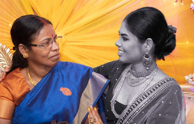 আড়াই মাস আগেও অশান্তির পর একবার বারান্দা থেকে ঝাঁপ দিতে গিয়েছিলেন বলে জানিয়েছেন বলেছেন মঞ্জুষার মা। তিনি বলেন, ‘সে সময় ওকে জামাই বাঁচিয়েছিল।’ ছবি: সংগৃহীত