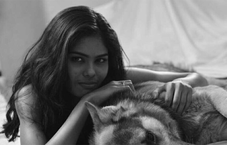 তার বাবা ছিলেন সরকারি চাকরিজীবী। এক ভাই আছে মঞ্জুষার। চার জনের সচ্ছল পরিবার। মঞ্জুষার মা তাকে বুঝিয়েছিলেন, কাজ নিয়ে অযথা চিন্তা করার প্রয়োজন নেই। ছবি: সংগৃহীত