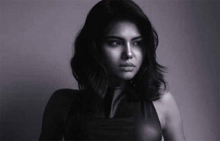 মায়ের কথায় স্পষ্ট, মঞ্জুষার স্বামী তাকে কাজের জায়গায় পৌঁছে দিতে চাইলেও বিষয়টি পছন্দ করতেন না মঞ্জুষা। এ নিয়ে মায়ের সঙ্গে বেশ কয়েকবার কথা কাটাকাটিও হয়েছে তার। জোর করলে রেগে গিয়ে মাকে বলেছেন, ‘তুমি তোমার জামাইকে নিয়েই থাকো।’ ছবি: সংগৃহীত