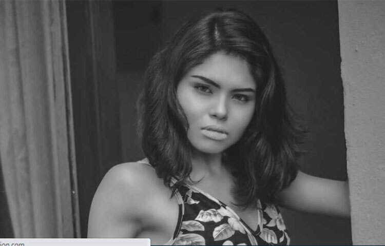 ছয় মাসের সম্পর্ক। এর মধ্যেই সম্পর্কের টানাপোড়েন। মঞ্জুষার মায়ের দাবি, এই প্রথম নয়। তার আগেও সম্পর্কের টানাপোড়েনের শিকার হয়েছেন অভিনেত্রী। বিয়ের আগে একটি ছেলের সঙ্গে সম্পর্ক ছিল তার। সেই সম্পর্কেও বেশি দিন থাকতে পারেননি মঞ্জুষা। ছবি: সংগৃহীত