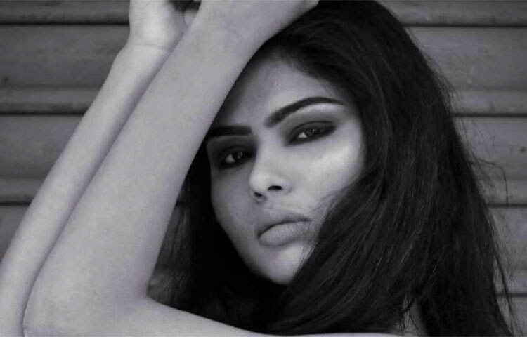 মঞ্জুষার প্রাক্তন প্রেমিকের বাড়ি ছিল সল্টলেকে। তবে সেই প্রেমিক তার উপর শারীরিক অত্যাচার চালাতেন বলে অভিযোগ করেছেন মঞ্জুষার মা। বলেছেন, ‘ওকে প্রায়শই মারধর করত।’ মঞ্জুষার পরিবার জানিয়েছে, তখনও একবার আত্মহত্যা করতে গিয়েছিলেন অভিনেত্রী। এই প্রবণতাও তার নতুন নয়। ছবি: সংগৃহীত