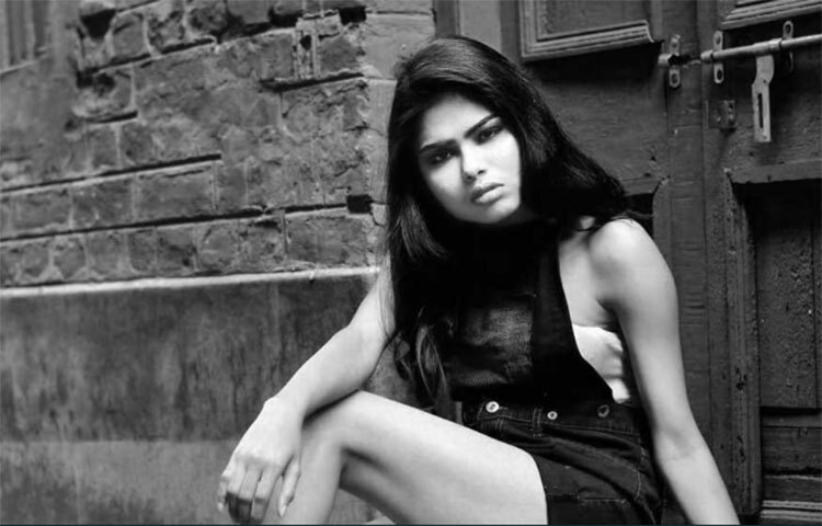 অত্যাচার সহ্য করতে না পেরেই সম্পর্কটি থেকে বেরিয়ে আসেন মঞ্জুষা। তারপরই প্রেমে পড়েন বর্তমান স্বামীর। এবং বিয়ে। তবে স্বামীর সঙ্গে তার বয়সের ফারাক ছিল অনেকটাই। ছবি: সংগৃহীত