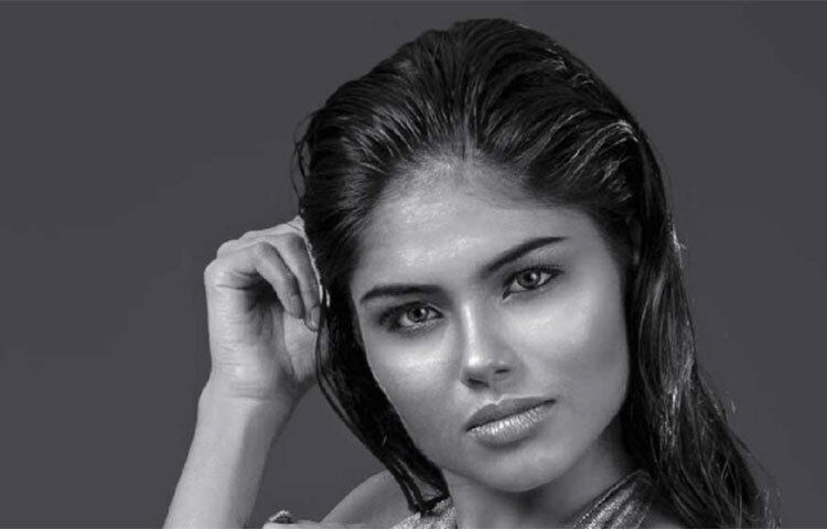 ক্যারিয়ার নিয়ে বরাবরই উচ্চাকাঙ্ক্ষী মঞ্জুষা। মাঝে মধ্যেই এ নিয়ে বাড়িতে হতাশার কথাও জানাতেন। তবে একই সঙ্গে ক্রমাগত চেষ্টাও চলত উপরে ওঠার। টলি পাড়ায় যোগাযোগ বাড়াতে জনসংযোগ করতেন। মঞ্জুষার মা জানিয়েছেন, প্রায়শই বড় বড় হোটেলে খেতে যেতেন অভিনেত্রী। ছবি: সংগৃহীত