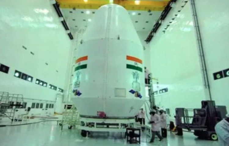 এক বছর ধরে যান্ত্রিক কোনও গোলযোগ দেখা দেয়নি চন্দ্রযান-২-তে। ২০১৯ সালের ২২ জুলাই লঞ্চ করেছিল চন্দ্রযান-২। চাঁদের কক্ষপথে পৌঁঁছেছিল ২০ অগাস্ট।