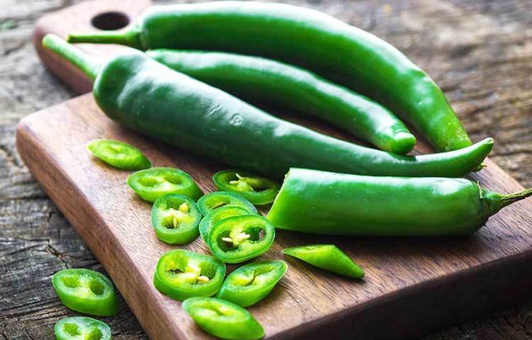 প্রতিদিনের খাদ্য তালিকায় অন্তত একটি করে কাঁচা মরিচ রাখলে ত্বকে সহজে বলিরেখা পড়ে না।