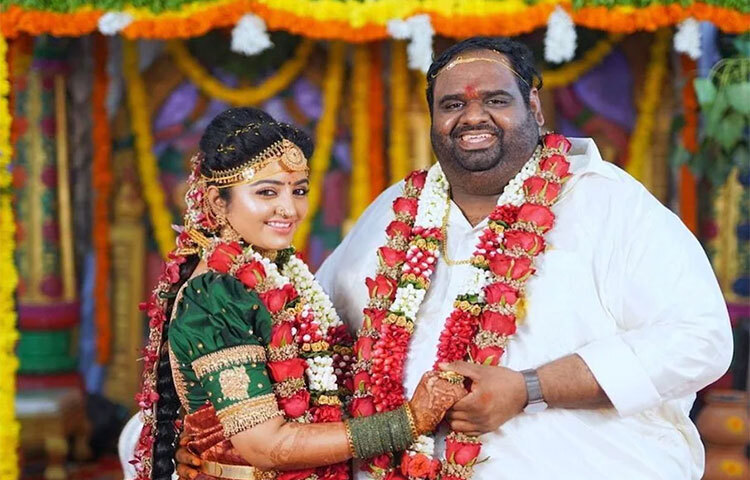 দক্ষিণীর ছবি অভিনেত্রী মহালক্ষ্মী গত বৃহস্পতিবার গাঁটছড়া বাঁধলেন প্রযোজক রবীন্দ্র চন্দ্রশেখরনের সঙ্গে। দুজনের পরিবারের আত্মীয় এবং বন্ধুদের উপস্থিতিতে ঐতিহ্যগত রীতি-রেওয়াজ মেনেই বিবাহ হয়েছে তাদের। ছবি: সংগৃহীত