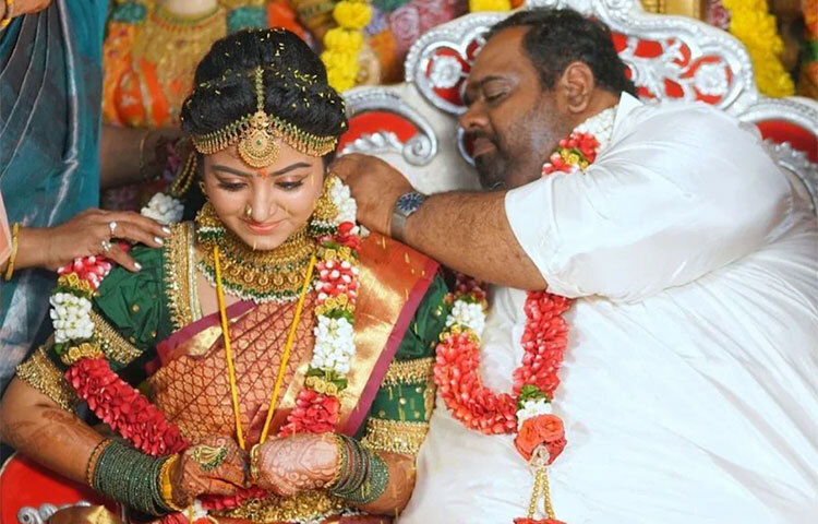 মহালক্ষ্মীর প্রথম বিয়ে অনিলের সঙ্গে হয়েছিল। তাদের এক পুত্র সন্তান হয়েছে। পরে তাদের মধ্যে বিবাহবিচ্ছেদ হয়। এখন বৈবাহিক বন্ধনে আবদ্ধ হলেন দক্ষিণের জনপ্রিয় অভিনেত্রী মহালক্ষ্মী। ছবি: সংগৃহীত