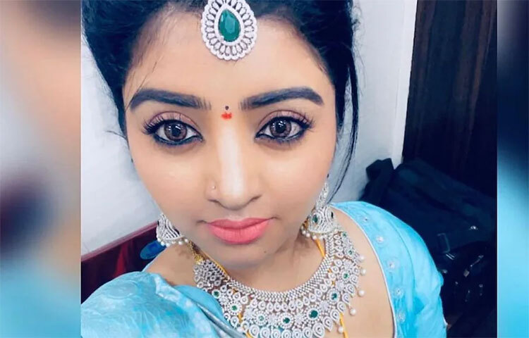 ‘বাণী রানী’ সিরিয়ালে কন্নর মহালক্ষ্মী মূখ্য় ভূমিকায় অভিনয় করেছেন। ‘চেল্লাময়’, ‘অফিস’, ‘আরসি’, ‘থিরু মঙ্গলম’ ধারাবাহিকে তাকে দেখা গিয়েছে। ছবি: সংগৃহীত