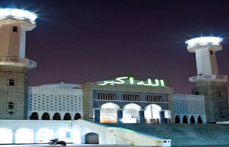 রাতের বৈদ্যুতিক আলোয় মসজিদের নজরকাড়া দৃশ্য।