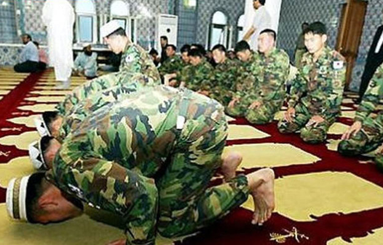 সমজিদে নামাজ আদায় করছেন দক্ষিণ কোরিয়ার সেনাবাহিনীর সদস্যরা।