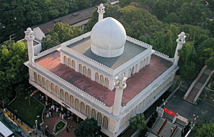 কাউলুন ইসলামিক সেন্টার মসজিদ: এটি চীনের অন্যতম বড় মসজিদ। এটি চীনের হংকংয়ে টাসিম শা-তে অবস্থিত। বিশ্বের বিভিন্ন মুসলিম দেশ থেকে আগত মুসলামনরা এটি নির্মাণ করেন। মসজিদটিতে এক সাথে ৩০০০ হাজার মুসল্লি নামাজ আদায় করতে পারে।