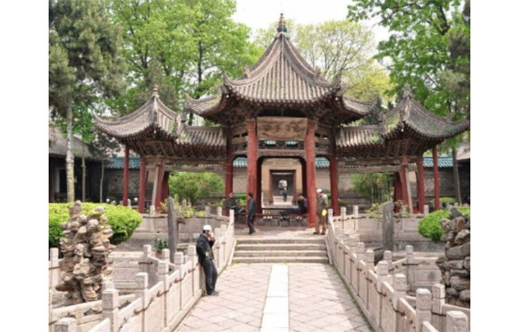 সিয়ান মসজিদ: এটিকে ‘দ্যা গ্রেট মস্ক ইন সিয়ান’ বলা হয়। এটি উত্তর চীনের শানসি প্রদেশের অবস্থিত। সিয়ান মসজিদটির নির্মাণ কাজ শুরু হয় ৭৪২ সালে। এটি চাইনিজ ও মুসলিম স্থপত্যে মিশেলে নির্মাণ করা হয়।