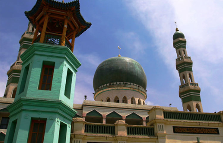 ডংগুন গেইন্ট মসজিদ: এটি পশ্চিম চীনের চিংহাই প্রদেশের জিনিংয়ে অবস্থিত। এই মসজিদটিতে এক সঙ্গে ৩০০০ মুসল্লি নামাজ আদায় করতে পারে। ডংগুন গেইন্ট মসজিদটি ইসলামিক সেন্টর হিসেবেও ব্যাপক পরিচিত।