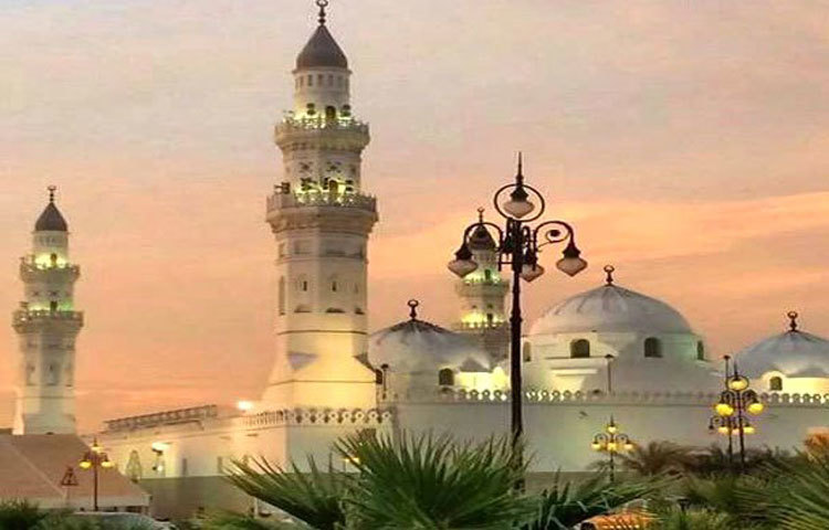 বিশ্বনবি মদিনার কুলসুম ইবনুল হিদম রাদিয়াল্লাহু আনহুর খেজুর শুকানোর জায়গায় একটি মসজিদ তৈরি করেন। এটি ইসলামের ইতিহাসে মুসলমানদের প্রথম স্থাপনা। যা কুবায় স্থাপিত হয়। এটি ঐতিহাসিক মসজিদে কুবা।