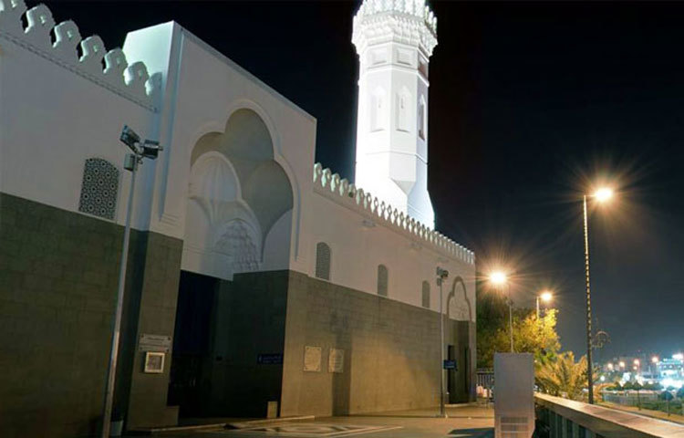 অনেক পুরনো ও জীর্ণ হয়ে যাওয়ায় সর্বশেষ ১৯৮৬ সালে মসজিদটির পুনর্নিমাণ করা হয়। এই মসজিদ পুনর্নিমাণে পুরো মসজিদে এক ধরনের উন্নতমানের সাদা পাথর ব্যবহার করা হয়।