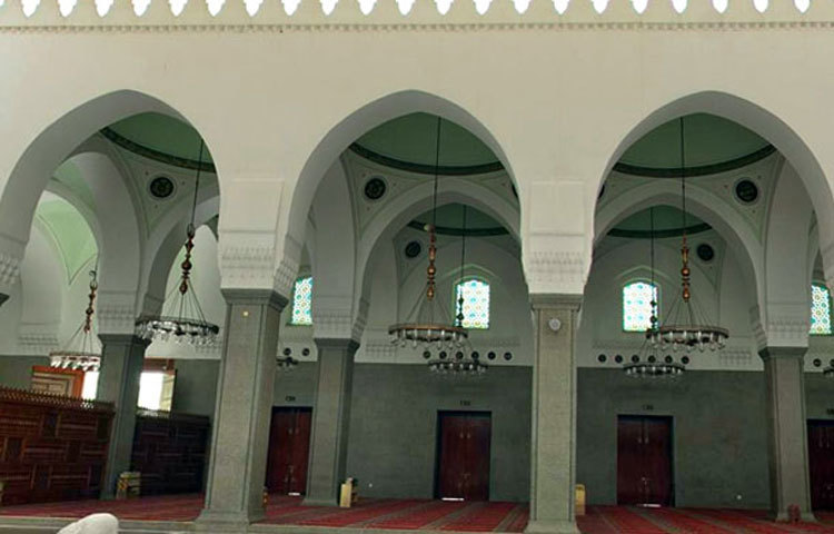 বর্তমানের যে কুবা মসজিদের স্থাপনা রয়েছে, তা অত্যন্ত সুন্দর ও মনোরম পরিবেশে অবস্থিত।