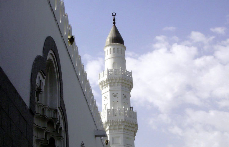 মসজিদটির চার কোণে রয়েছে সুদৃশ্য ৪টি মিনার ও দুই তলা বিশিষ্ট মসজিদে কুবার ছাদে রয়েছে ১টি বড় গম্বুজ। সেই সাথে ছোট ছোট ৫টি গম্বুজও রয়েছে।