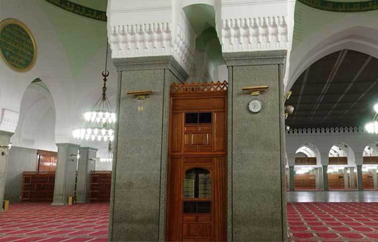 তাছাড়া মসজিদে কুবার ছাদের অন্য অংশে আছে গম্বুজের মতো ছোটো ছোটো অনেক অবয়ব। চারপাশের খেজুরের বাগান ও বনায়ন মসজিদটির সৌন্দর্যকে করে তুলেছে অতুলনীয়।