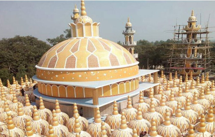 ৪৫১ ফুট উচ্চতার কংক্রিট নির্মিত মিনারগুলোকে বিশ্বের সবচেয়ে উঁচু মিনারের খেতাব দিয়েছে গিনেস ওয়ার্ল্ড। ৪৫১ ফুট উচ্চতা সাধারণত ৫৫ তলা বিল্ডিং সমান উচ্চতা। বাংলাদেশে এত উচ্চতার কোনো বিল্ডিং এখনও নির্মিত হয়নি।