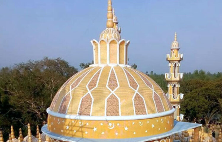 ২০১৩ সালের জানুয়ারিতে এ মসজিদের নির্মাণ কাজ শুরু হয়। পাঁচ বছরে মসজিদের নির্মাণ কাজ শেষ হয়। আয়োজকরা এ মসজিদ নির্মাণে ব্যয় করেছেন ১৩০ কোটি টাকা। টাঙ্গাইলের গোপালপুরের দক্ষিণ পাথালিয়া গ্রামের রফিকুল ইসলাম তার জন্মস্থানে যখন এ মসজিদ কমপ্লেক্স প্রকল্প নির্মাণের স্বপ্ন দেখেন। তখন তিনি গঠন করেন রফিকুল ইসলাম ট্রাস্ট।