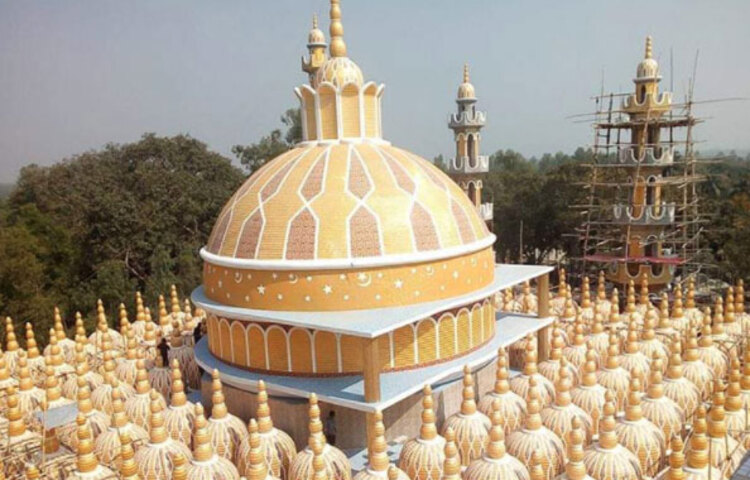 রফিকুল ইসলাম তার স্বপ্নপূরণে তার কিছু পৈতৃক সম্পত্তি এ ট্রাস্টে দান করেন। তার স্বপ্ন বাস্তবায়নে গ্রামবাসীরাও সহযোগিতার হাত বাড়িয়ে দেন। অবশেষে ২০১৩ সালে ৫ একর জমির ওপর মসজিদ কমপ্লেক্সের নির্মাণ কাজ শুরু হয়। বর্তমানে এর আয়তন দাঁড়ায় ১৫ একর-এ।