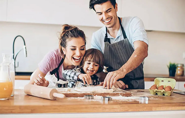 মায়ের জায়গায় কাউকে বসানো যায় না ঠিকই। কিন্তু চেষ্টা করুন অন্তত আপাতভাবে মায়ের সঙ্গে শাশুড়ির বৈষম্য না করতে। জন্মদিন উপলক্ষে উপহার দিন দুজনকেই। শাশুড়ি যদি দূরে থাকেন, তাকে বাড়িতে এসে থাকতে বলুন অন্তত দিন কয়েকের জন্য। স্বামী ও সন্তানদের নিয়ে আপনিও যান শাশুড়ির কাছে দিন কাটাতে। ছবি: সংগৃহীত