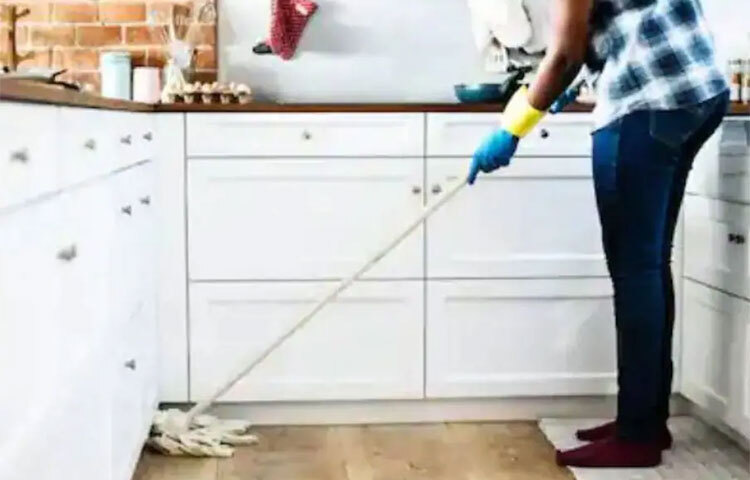 কিছু ক্ষেত্রে শাশুড়ি তার পুত্রবধূকে প্রতিযোগী ভাবেন ঠিকই। তাই নিজেকে কিছুটা এগিয়ে রাখার জন্য শাশুড়ির আচরণে কিছু পরিবর্তন তো লক্ষ করতেই পারেন। সেটা বুঝতে পেরেও নিজেকে সংযত রাখুন। আপনিও নিজেকে প্রতিদ্বন্দ্বী বা প্রতিযোগী ভেবে বসবেন না। নিজের আচরণ সংযত রাখাই শ্রেয়। ছবি: সংগৃহীত