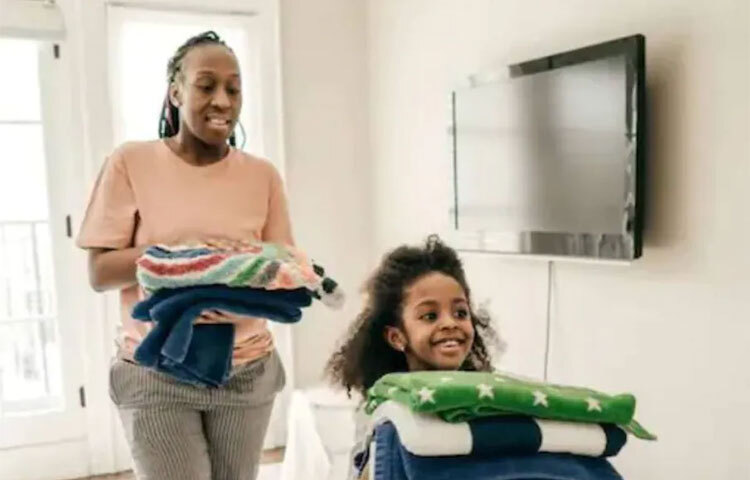 শাশুড়ি গৃহবধূ। আপনি কর্মরতা-হতেই পারে এই পরিস্থিতি। তাই বলে তার প্রতি অশ্রদ্ধা পোষণ করবেন না। শ্রদ্ধা বজায় রাখুন। তার কাছেও অতীত জীবনের সংগ্রাম জানতে চান। তিনি কীভাবে এত দিন সংসারের হাল ধরে থেকেছেন, সন্তানদের বড় করে তুলেছেন-জানতে চান সে সব দিনের কথা। তার সংগ্রামকেও সম্মান করুন। ছবি: সংগৃহীত