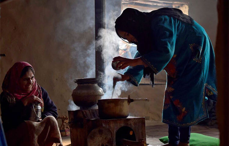 নতুন পরিবারে মানিয়ে নিতে সময় লাগবে। নিজেকে সেই সময় দিন। শ্বশুরবাড়িতে আপ্যায়িত না হলেও আহত হবেন না। তাদেরকেও সময় দিন। আপনাকে চেনার ও বোঝার জন্য। ছবি: সংগৃহীত