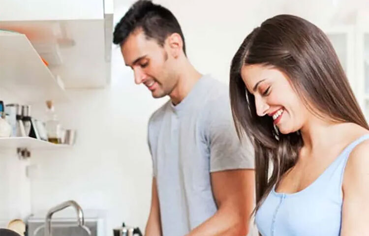 শাশুড়ি যখন কথা বলবেন, সেদিকে মনোযোগ দিন। তার কথা অর্থহীন লাগলেও অবহেলা করবেন না। ‘ইগনোর’ করা কিন্তু ঝগড়ার থেকেও তিক্ত। ঘরের কাজে শাশুড়ি সাহায্য করতে চাইলে ফিরিয়ে দেবেন না। আপনিও তাকে সাহায্য করুন। ছবি: সংগৃহীত