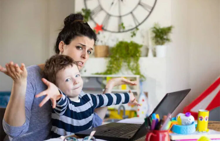 শাশুড়ি দূরে থাকলে ফোনে নিয়মিত তার সঙ্গে যোগাযোগ রাখুন। খোঁজ রাখুন তার শরীর ও স্বাস্থ্যের। বাড়ির সব দরকারি কথা তাকে জানান। এরকম যেন না হয়, বাড়ির কোনো গুরুত্বপূর্ণ ঘটনা আপনার শাশুড়ির অজ্ঞাতই থেকে গেল। ছবি: সংগৃহীত