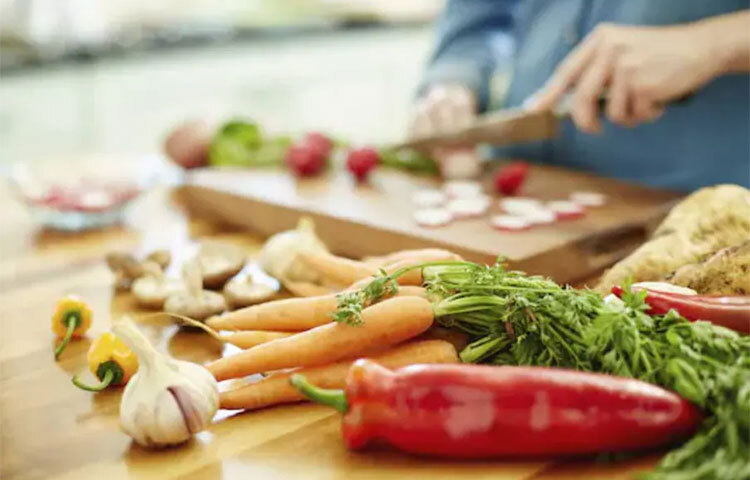 সাংসারিক বিষয়ে আপনার শাশুড়ি অনেক বেশি অভিজ্ঞ। তাই তার পরামর্শ নিন। আপনার পছন্দ না হলেও তার কথা মন দিয়ে শুনুন। ছবি: সংগৃহীত