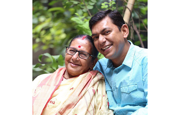 জনপ্রিয় অভিনেতা চঞ্চল চৌধুরী মায়ের সাথে তার এই ছবি পোস্ট করে লিখেছেন, ‘মা’। ছবি: ফেসবুক