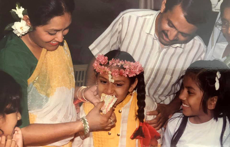 অভিনেত্রী কুসুম শিকদার মা দিবসে এই ছবি তার ফেসবুকে পোস্ট করেছেন। ক্যাপশনে লিখেছেন, ‘পুটু-আমার মা’। ছবি: ফেসবুক