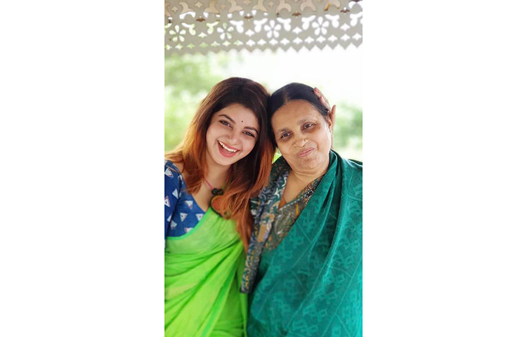 দর্শকপ্রিয় অভিনেত্রী সোহানা সাবা মায়ের এই ছবি প্রকাশ করে লিখেলেন “মা “কে নিয়ে কিছুই লিখতে হয় না”, “মা” শব্দটাই সব শব্দের একটা বহিপ্রকাশ”। ছবি: ফেসবুক