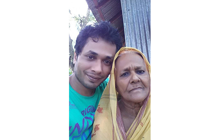 অভিনেতা জামিল মাকে ভালোবাসা জানিয়ে লিখেছেন, ‘মা’। ছবি: ফেসবুক