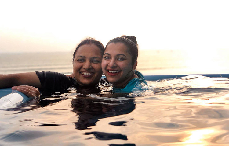 নতুন প্রজন্মের সংগীতশিল্পী লিজা মা দিবসের মায়ের সাথে এই আনন্দঘন পরিবেশের ছবি প্রকাশ করেছেন। ছবি: ফেসবুক