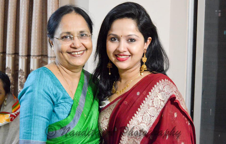 অভিনেত্রী নাদিয়া মায়ের জন্য শ্রদ্ধা ভালোবাসা জানিয়ে লিখেছেন, ‘আমার জন্মদাত্রী মা এবং আমার শাশুড়ী মা ..... দুইজন মমতাময়ী মা.... পৃথিবীর সকল মায়েদের জন্য শ্রদ্ধা আর ভালোবাসা।।। মা’র মত আপন কেউই নন। মায়ের যতœ নিবেন।’