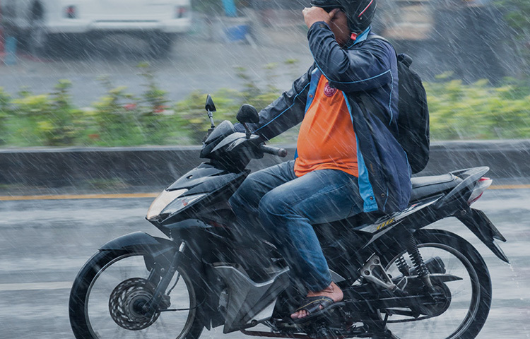 কখনোই কম দামের রেইনকোট ও হেলমেট ব্যবহার করবেন না। ছবি: সংগৃহীত