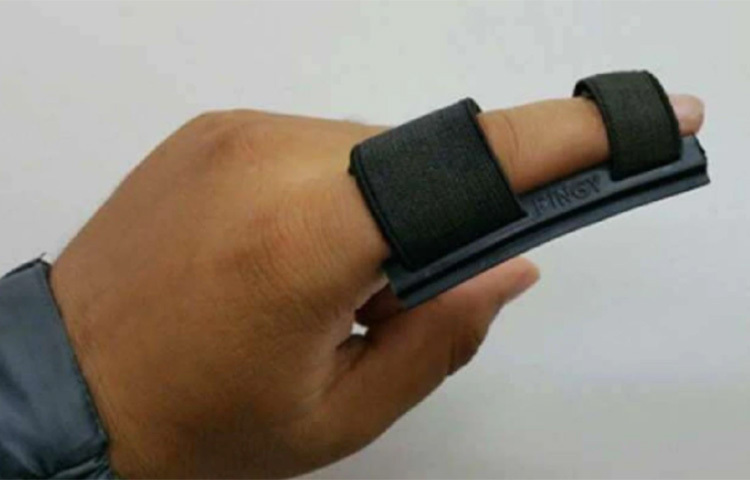 বর্ষার মৌসুমে হেলমেটের ভাইজারে দুর্ঘটনা এড়াতে ফিঙ্গার ওয়াইপার কিনুন। এতে বারবার বাইক দাঁড় করিয়ে হেলমেটের ভাইজার মুছতে হবে না। ছবি: সংগৃহীত