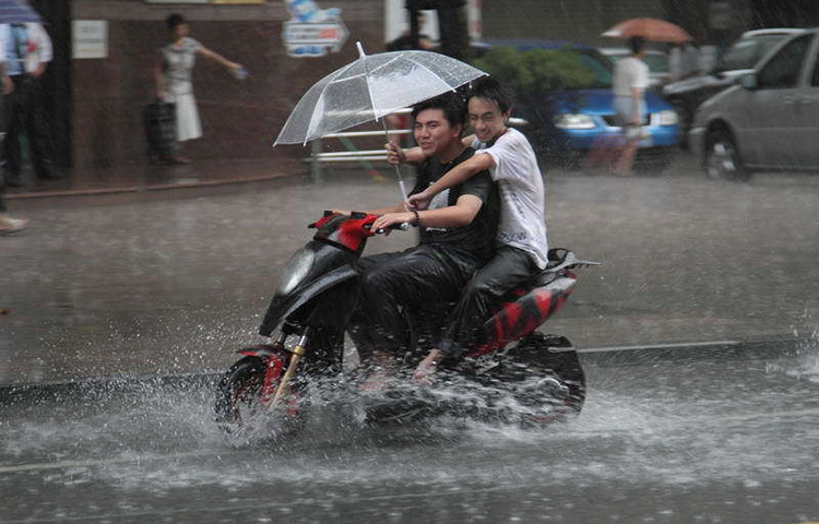 সামনে থাকা গাড়িকে ফলো করুন। তবে নির্দিষ্ট দূরত্ব বজায় রেখে। এতে রাস্তায় পানিতে ডুবে থাকা গর্তের অবস্থান বুঝতে সুবিধা হবে। ছবি: সংগৃহীত